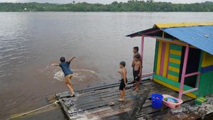 Foto: Keceriaan Anak-anak di Tepi Sungai Kapuas