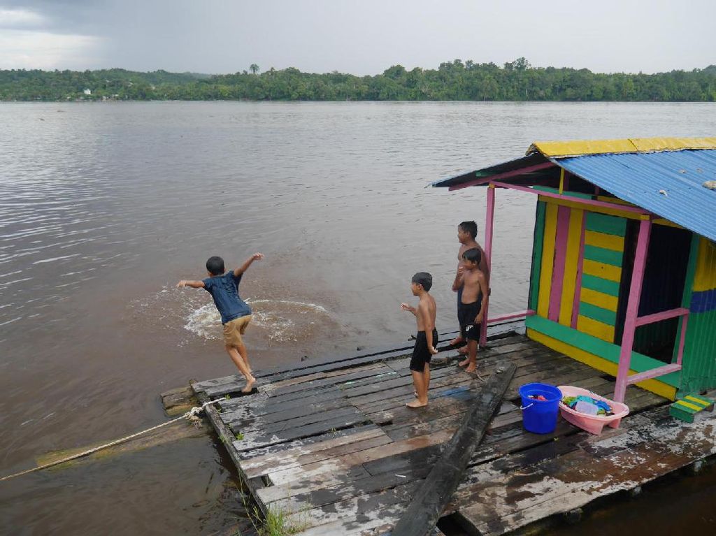 Foto: Keceriaan Anak-anak di Tepi Sungai Kapuas