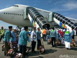 9.804 Calon Haji dari Embarkasi Surabaya Belum Terima Visa