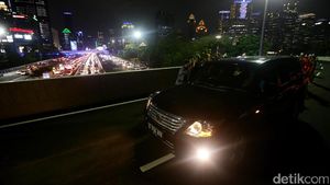 Mobil-mobil Pertama yang Lewati Simpang Susun Semanggi