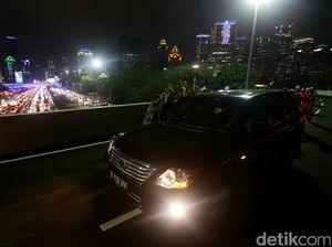 Mobil-mobil Pertama yang Lewati Simpang Susun Semanggi