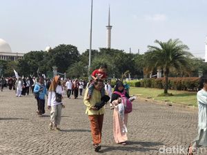 Foto: Ibu-ibu hingga Balita Ikut Aksi Tolak Perppu Foto: Ibu-ibu hingga Balita Ikut Aksi Tolak Perppu