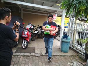 Bawa Beras Maknyuss dan Ayam Jago, Perwakilan PT IBU Datangi YLKI Bawa Beras Maknyuss dan Ayam Jago, Perwakilan PT IBU Datangi YLKI