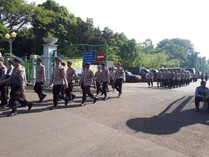 Aksi 287, 2 Water Cannon dan 4 Barracuda Siaga di Patung Kuda