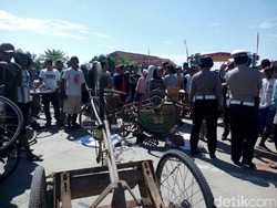 Protes PT KAI, Warga Brebes Blokade Jalan Ketanggungan - Prupuk