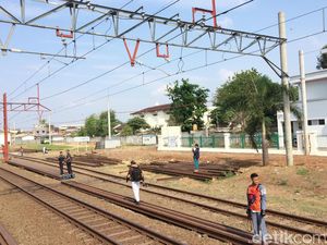 Warga Tambun Heboh Lihat Uji Coba KRL Jakarta-Cikarang