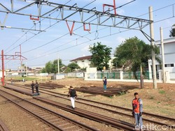 Warga Tambun Heboh Lihat Uji Coba KRL Jakarta-Cikarang