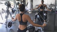 Sebagai seorang atlet dan model, Daniela rutin menjaga kebugaran tubuhnya. Dia bahkan tidak jarang mengajak sang putri untuk menemaninya di gym. Foto: instagram @daniela_ospina5