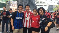 Keluarga dari Thailand ini ngumpul di Singapura untuk menyaksikan laga-laga International Champions Cup. Mumpung dekat kata keluarga Abhinant Supatrabutra itu, Kamis (27/7/2017). (Femidiah/detikSport)