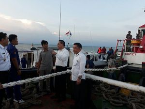 Bakamla Tangkap Kapal Tongkang Bermuatan Batubara Ilegal Bakamla Tangkap Kapal Tongkang Bermuatan Batubara Ilegal