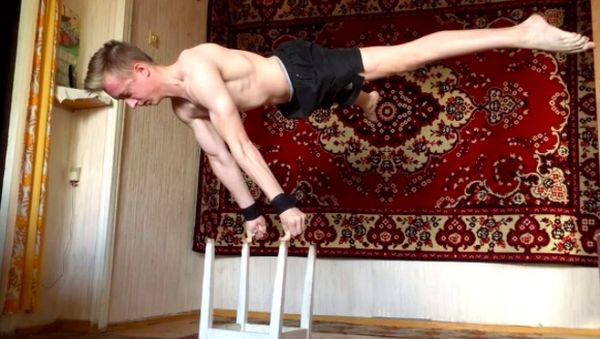 Foto si Jempol Super, Menahan Berat Badan Sambil Jaga Keseimbangan