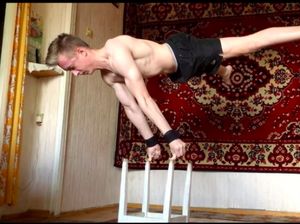 Foto si Jempol Super, Menahan Berat Badan Sambil Jaga Keseimbangan Foto si Jempol Super, Menahan Berat Badan Sambil Jaga Keseimbangan