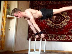 Sungguh Jempolan! Remaja Ini Angkat Berat Badan Sendiri dengan Ibu Jari