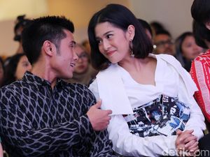 Lovely! Tatapan Penuh Cinta Dian Sastrowardoyo
