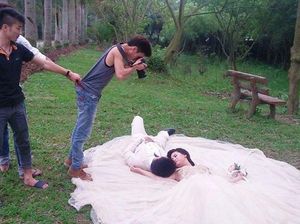 Bikin Ngakak, Perjuangan Fotografer Jepret Prewed Keren