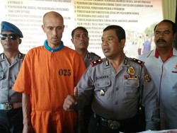 WN Aljazair Curi Tas Bule Prancis di Pantai Kuta