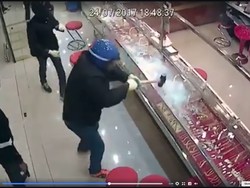 Dipukul Perampok Berkali-kali, Kaca Toko Ini Ternyata Antipeluru