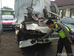 Tabrak Truk Tronton di Pantura Cirebon, Sopir Mobil Boks Tewas