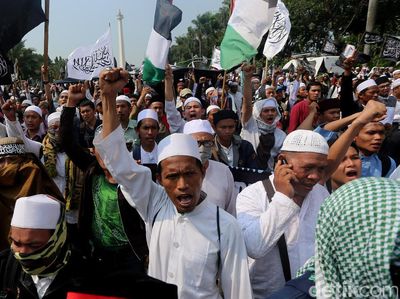 Suasana Orasi Massa Aksi 287 di Monas