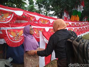 Pengorbanan Pasutri Lansia Jualan Bendera Merah-Putih di Bandung