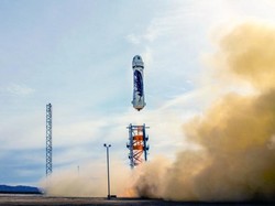 Blue Origin Sukses Terbangkan Roket Wisata Antariksa