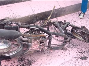 Nggak Terima Ditilang, Pria Ini Bakar Motornya