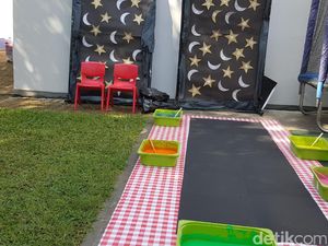 Ide Weekend: Jalan ke Bulan dan Main di Ruang Glow in The Dark