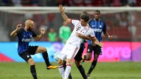 Penyerang Bayern, Robert Lewandowski, tak mampu melewati pertahanan rapat yang digalang oleh para pemain Nerazzurri. Dia jga tak berkutik saat Bayern kalah dari AC Milan. (Stanley Chou/Getty Images)