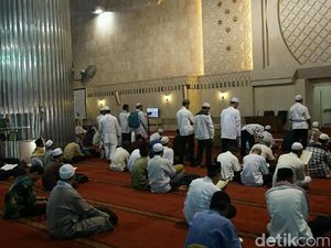Massa Aksi 287 Mulai Berkumpul di Masjid Istiqlal Massa Aksi 287 Mulai Berkumpul di Masjid Istiqlal