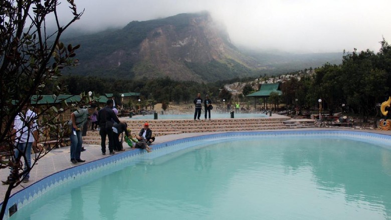 Wisatawan asyik berendam di kolam renang air panas Gunung Papandayan (Hakim/detikTravel) Wisatawan asyik berendam di kolam renang air panas Gunung Papandayan (Hakim/detikTravel)