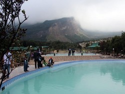 Weekend Ini, Berendamlah di Kolam Air Panas Gunung Papandayan