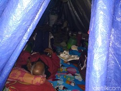 Pasutri Lansia Penjual Bendera Terpaksa Tidur di Tenda Pinggir Jalan