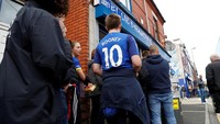 Suporter Everton antusias melihat laga kompetitif pertama Rooney usai kembali ke klub itu, setelah sebelumnya 13 tahun berkiprah buat Manchester United. (Action Images via Reuters/Carl Recine)