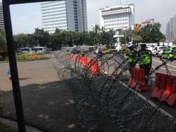 Polisi Pasang Kawat Berduri di Bundaran Patung Kuda Jelang Aksi 287