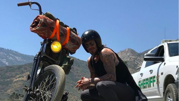 David Beckham Naik Moge Sambil Selfie