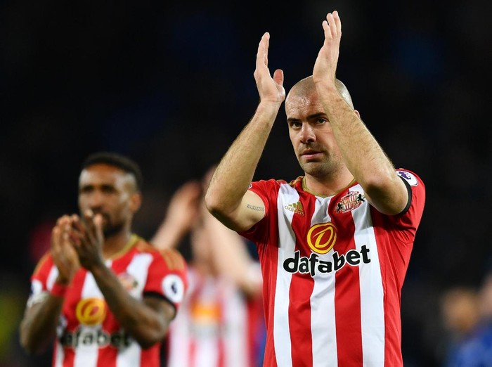 Darron Gibson LEICESTER, ENGLAND - APRIL 04: Darron Gibson of Sunderland shows appreciation to the fans after the Premier League match between Leicester City and Sunderland at The King Power Stadium on April 4, 2017 in Leicester, England. (Photo by Dan Mullan/Getty Images)