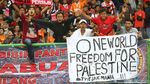 Spanduk #SavePalestine Warnai Laga Persija Vs Bhayangkara FC
