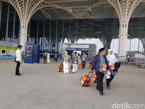 1 Kloter Jemaah Haji Gelombang Pertama Ditunda Keberangkatannya 1 Kloter Jemaah Haji Gelombang Pertama Ditunda Keberangkatannya