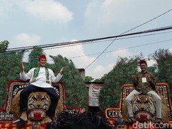 Hadir di Festival Condet, Sandiaga Uno Naik Reog