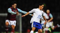 Steve Pienaar merupakan pemain berikutnya. Dia absen membela Everton dalam 744 hari. Gangguan cedera hamstring menghambatnya musim lalu. (Steve Bardens/Getty Images)