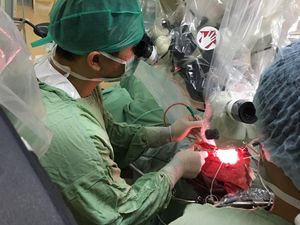 Foto Suasana Ketika Mahasiswi Jalani Bedah Otak dalam Kondisi Sadar