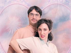 Keren! Pasangan Ini Buat Foto Prewedding ala 80-an yang Bikin Nostalgia