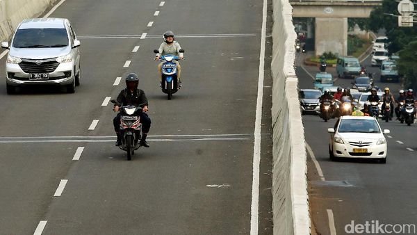 Akhir Pekan, Pemotor Cuek Masuk JLNT