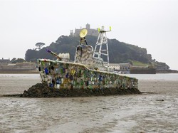 Saat Botol-botol Plastik di Laut Menjadi Kapal