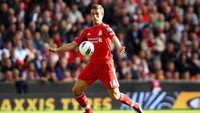 Jordan Henderson gagal memenuhi ekspektasi usai didatangkan Liverpool di 2011-12. Dia bahkan sempat ditawarkan pada Fulham hanya semusim usai pindah ke Merseyside. Untungnya, Henderson menolak transfer itu dan berhasil menjadi pemain tak tergantikan Liverpool bahkan menjadi kapten. Foto: Clive Brunskill/Getty Images