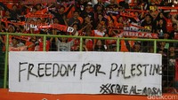 Freedom for Palestine salah satu spanduk yang dibentangkan.