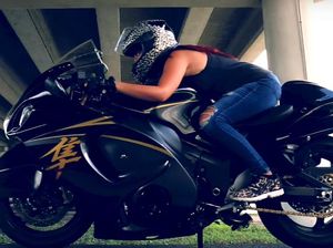 Wanita Cantik Ini Anti Pelan Saat Mengendarai Suzuki Hayabusa