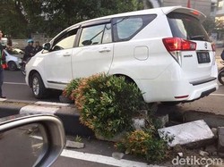 Sopir Ngantuk, Innova Nangkring di Atas Median Jalan Dharmawangsa