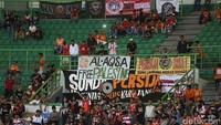 Spanduk dan bendera raksasa itu dibentangkan di tribun penonton dari sore hari.