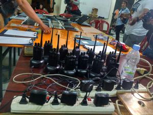 Barbuk Penggerebekan WN China di Pondok Indah: Puluhan Tablet dan HT Barbuk Penggerebekan WN China di Pondok Indah: Puluhan Tablet dan HT